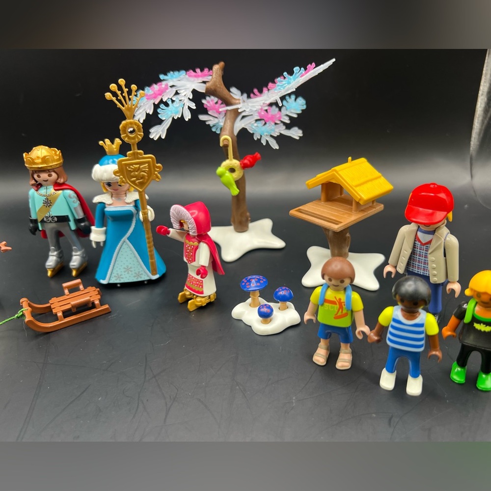 Playmobil- Misc Playset Figures Royal Ice Skating- Pieces shown not complete